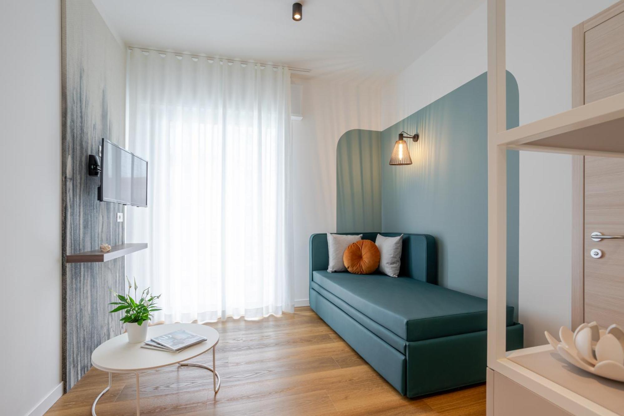 Family Room with Terrace,1675810005:JPEG